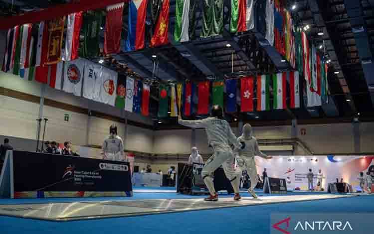 Foto arsip - Sejumlah atlet anggar berlaga dalam pertandingan nomor sabel kadet putri Kejuaraan Asia Anggar Kadet dan Junior 2026 di Jakarta Internatonal Convention Center (JICC), Senayan, Jakarta, Jumat (20/2/2026). ANTARA FOTO/Bayu Pratama S/bar