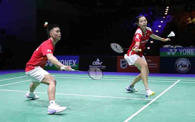 Ganda campuran Indonesia Gloria Emanuelle Widjaja (kanan) bersama wakil Singapura Hee Yong Kai Terry saat menghadapi wakil Malaysia Goh Soon Huat/Lai Shevon Jemie di perempat German Open 2026 di Westenergie Sporthalle, Jumat (27/2/2026). Gloria dan Terry menang dua gim langsung 21-17, 21-13. (ANTARA/HO-PBSI)