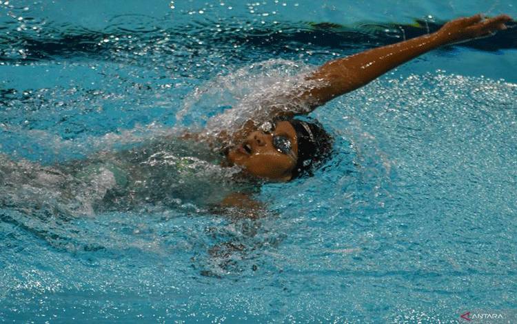 Perenang muda Indonesia Adelia Chantika Aulia saat tampil pada nomor gaya punggung 200 meter putri SEA Games 2025 Thailand di Swimming Pool, Sports Authority of Thailand, Bangkok, Jumat (12/12/2025). Dia meraih perunggu setelah mencatatkan waktu 2 menit 16,39 detik, berada di belakang Mia Millar asal Thailand dengan 2 menit 13,96 detik dan Xiandi Chua asal Filipina dengan 2 menit 15,73 detik. (ANTARA/Muhammad Ramdan)