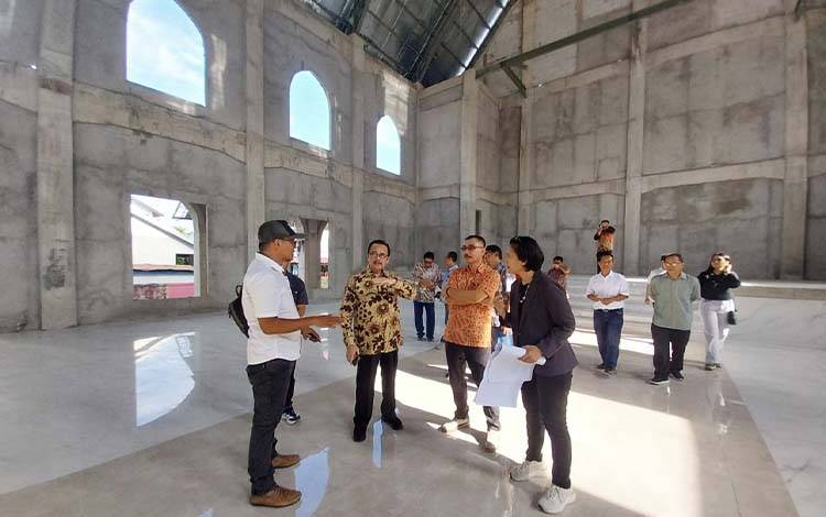 Anggota DPD RI, Teras Narang meninjau pembangunan kembali Gereja Maranatha. (FOTO: Istimewa)