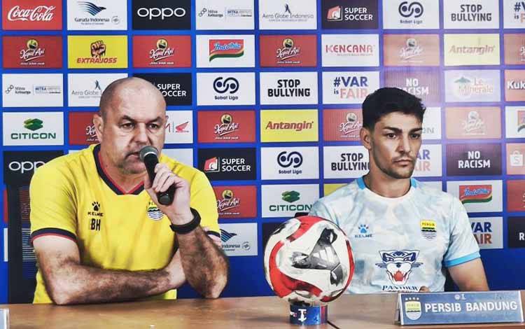 Pelatih Persib Bandung Bojan Hodak (kiri) bersama pemainnya Federico Barbo (kanan) saat konferensi pers prapertandingan pekan ke-24 BRI Super League 2025/2026 di Stadion GBT Surabaya, Minggu (1/3/2026) malam. ANTARA/Naufal Ammar Imaduddin