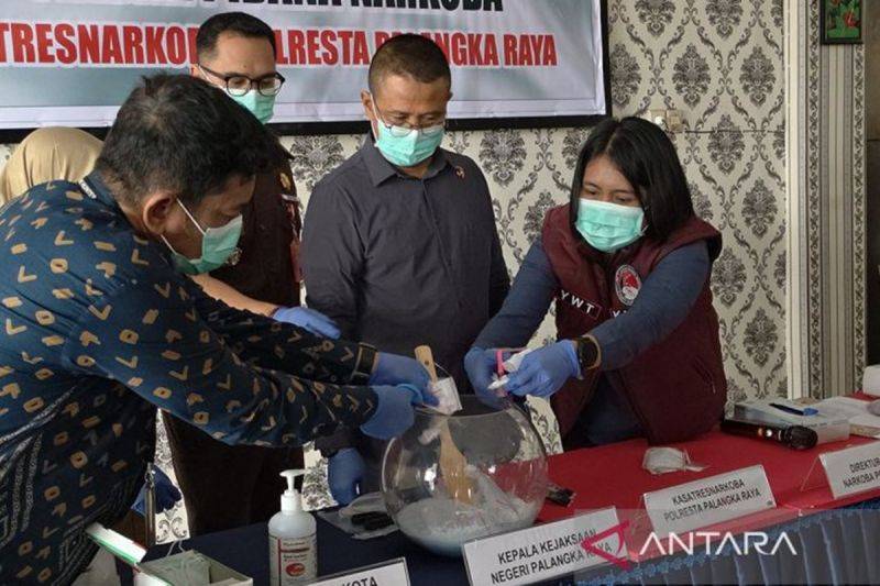 Arsip. Satresnarkoba Polresta Palangka Raya, beserta instansi terkait, pada saat memusnahkan barang bukti narkotika sabu, di Mapolresta Palangka Raya. ANTARA/Rajib Rizali