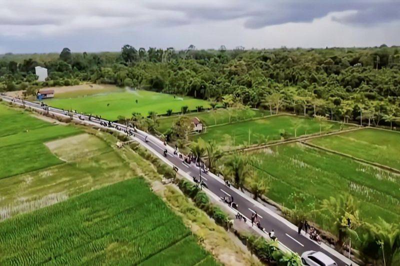 Foto Udara suasana Jalan Pelita di Desa Tinduk Kabupaten Kotawaringin Timur yang tampak asri setelah peningkatan infrastruktur jalan, (15/1/2026). ANTARA/HO-Pemdes Tinduk