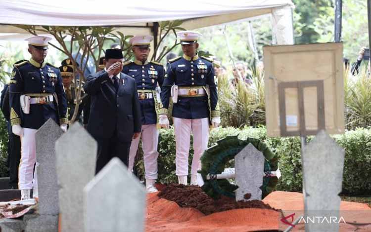 Presiden Prabowo Subianto memberikan salam hormat saat memimpin upacara militer pemakaman Wakil Presiden Ke-6 Try Sutrisno di Taman Makam Pahlawan Nasional Utama (TMP) Kalibata, Jakarta, Senin (2/3/2026). ANTARA/HO-Tim Media Presiden Prabowo Subianto.