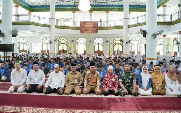 Foto bersama pembukaan Pasantren Ramadhan1447 Hijriah/2026 Masehi tingkat pelajar Kabupaten Kapuas, di Kuala Kapuas, Senin (2/3/2026). ANTARA/HO-Diskominfosantik Kapuas