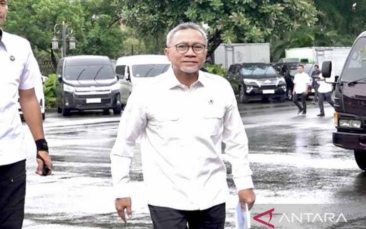 Menko Bidang Pangan Zulkifli Hasan menjawab pertanyaan wartawan saat tiba di Kompleks Istana Kepresidenan RI, Jakarta, Senin (2/3/2026), untuk mengikuti rapat terbatas terkait pangan dan energi. ANTARA/Cahya Sari