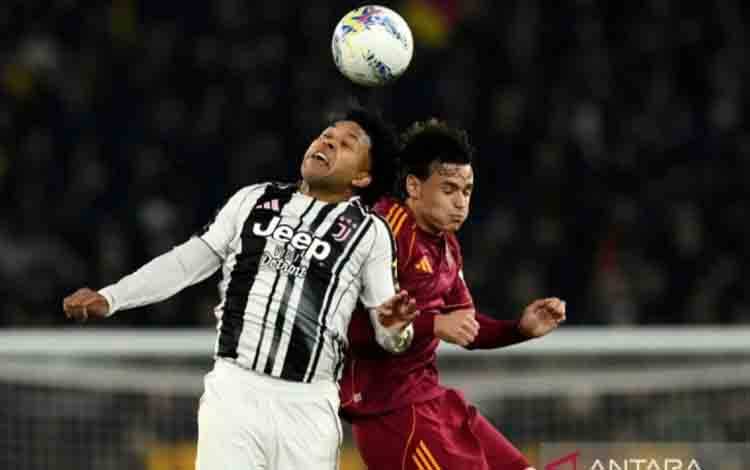 Pesepak bola Juventus Weston McKennie (kiri) membayangi pergerakan pesepak bola AS Roma Niccolo Pisilli dalam laga lanjutan Liga Serie A Italia yang berlangsung di Stadion Olimpico, Roma, Italia, Minggu (1/3/2026). Pertandingan tersebut berakhir imbang 3-3. ANTARA FOTO/Xinhua/Alberto Lingria/bar