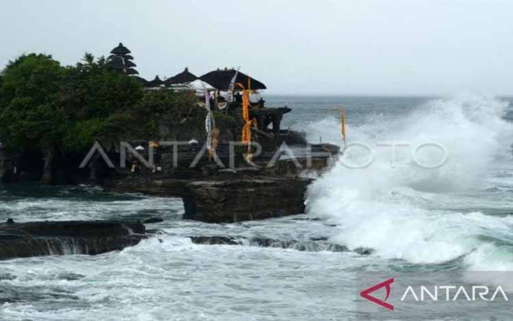 Ilustrasi - Pura Tanah Lot diterjang gelombang tinggi saat air laut pasang di objek wisata Tanah Lot, Tabanan, Bali. ANTARA FOTO/Nyoman Hendra Wibowo/rwa