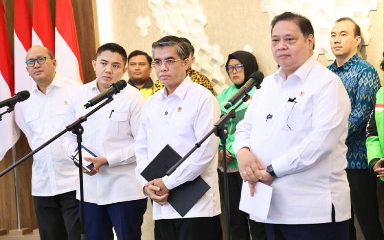 Menteri Ketenagakerjaan (Menaker) Yassierli (dua dari kanan).