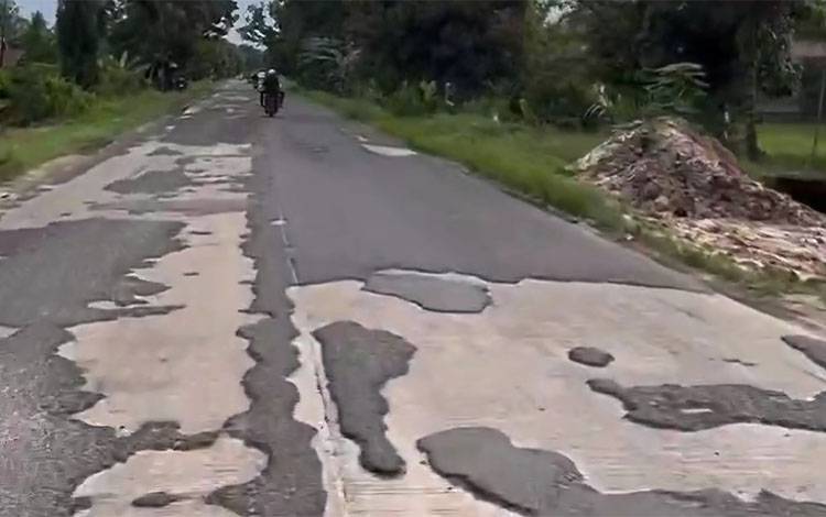 Kondisi aspal mengelupas di Jalan HM Arsyad Sampit-Samuda, Selasa, 3 Maret 2026. (FOTO: IST)