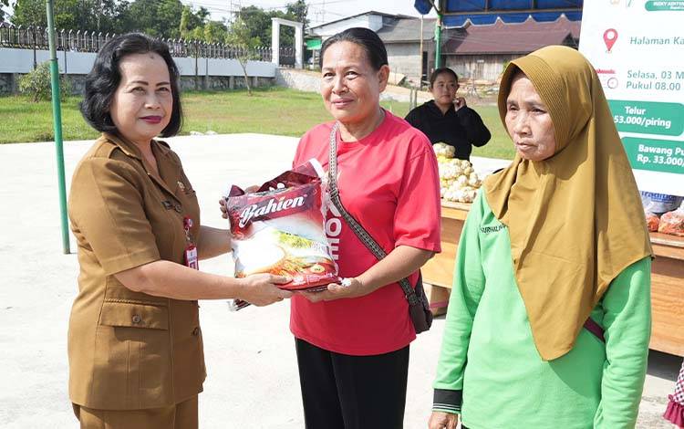 Asisten III Setda Lamandau Friaraiyatini secara simbolis menyerahkan beras dalam acara Gerakan Pangan Murah di halaman Kantor Kecamatan Bulik-?Rabu, 4 Maret 2026, (FOTO: NATALIA KRISTIN)