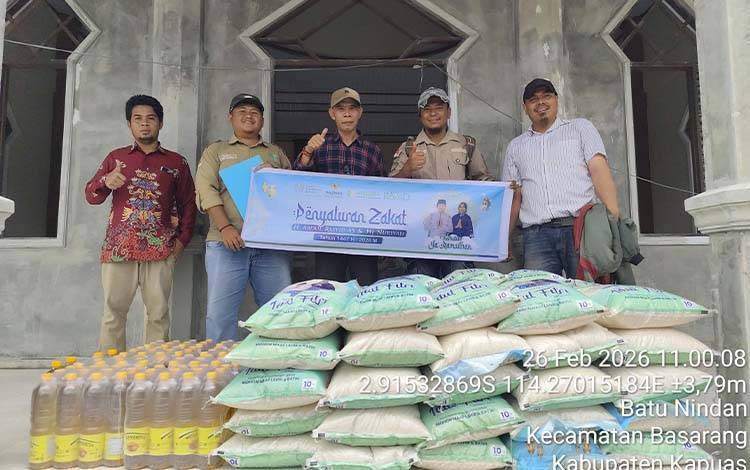 Penyaluran zakat di Batu Nindan, Basarang, Kapuas, 26 Februari 2026. (FOTO: Dwi)