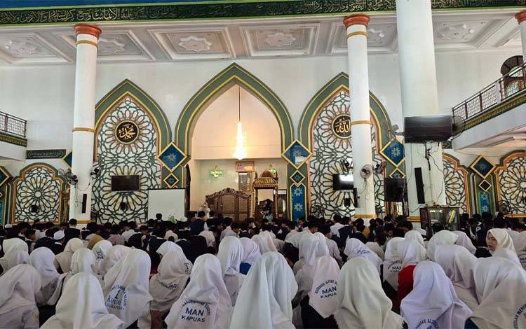 Suasana hari terakhir Pesantren Ramadhan Tingkat SMP/MTs dan SMA/MA/SMK Tahun 1447 H/2026 M di Masjid Al Mukarram, Kuala Kapuas, Rabu, 4 Maret 2026. (FOTO: IST)