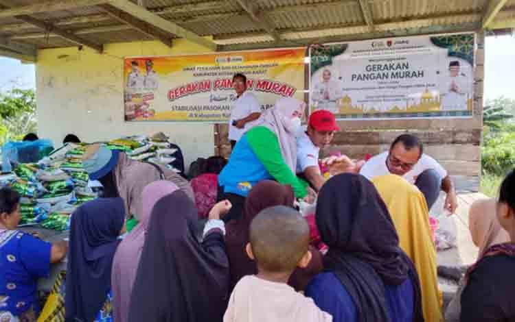 Warga antusias berbelanja bahan pokok di GMP yang digelar Pemkab Kobar.