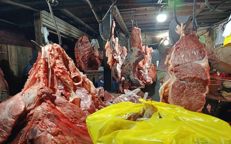 Daging sapi yang digantung oleh para penjual di pasar Palangka Raya. (Foto:MARINI)