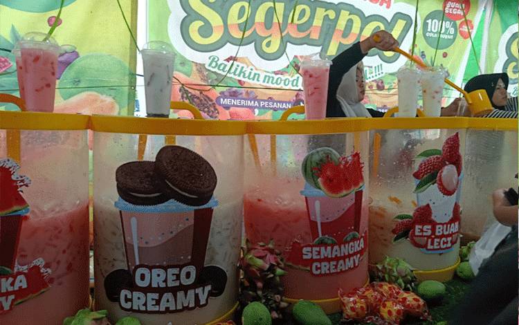 Sejumlah penjual minuman segar saat melayani pembeli. (Foto:MARINI)