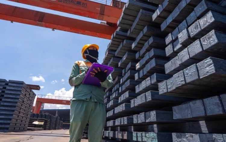 Pekerja melakukan kegiatan di kawasan industri PT Indonesia Morowali Industrial Park (IMIP), Morowali, Sulteng. (ANTARA/HO-PT IMIP)