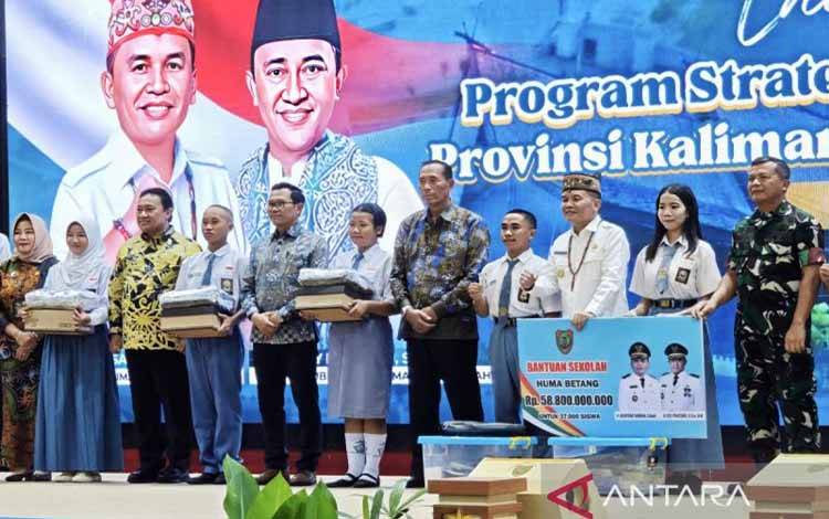 Simbolis penyerahan bantuan seragam gratis kepada para pelajar, Palangka Raya, Kamis (5/3/2026). (ANTARA/Muhammad Arif Hidayat)