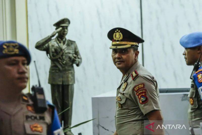 Mantan Kapolres Bima Kota AKBP Didik Putra Kuncoro (tengah) berjalan keluar dari ruang sidang usai mengikuti Sidang Komisi Kode Etik Polri (KKEP) terkait kasus pemilikan narkoba di Gedung Transnational Crime Center (TNCC) Mabes Polri, Jakarta, Kamis (19/2/2026). ANTARA FOTO/Asprilla Dwi Adha/foc/pri