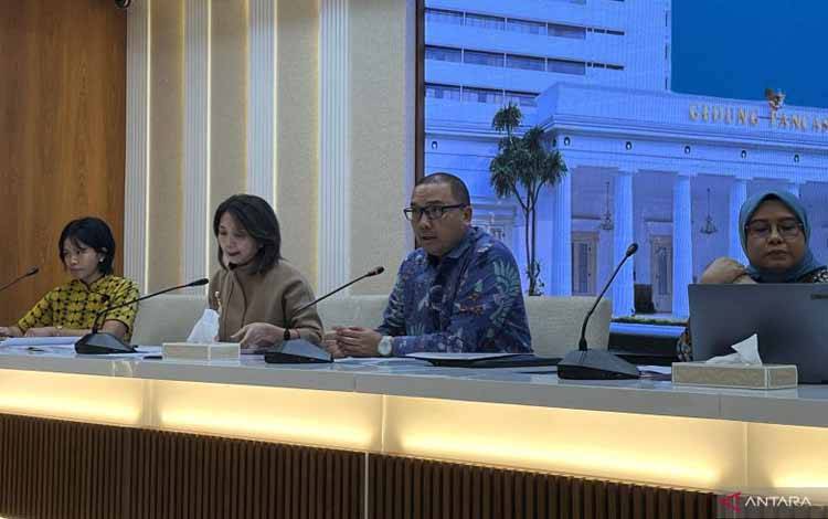 Direktur Jenderal Asia Pasifik dan Afrika Kementerian Luar Negeri (Kemlu) RI Santo Darmosumarto (kedua kanan) menyampaikan pernyataannya dalam taklimat media Kemlu RI di Jakarta, Jumat (6/3/2026). (ANTARA/Nabil Ihsan)