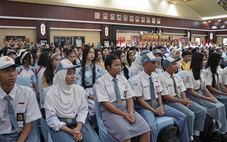 Pelajar Kalteng saat rangkaian peluncuran program Pendidikan di Aula Jayang Tingang. (FOTO: DISDIK KALTENG)