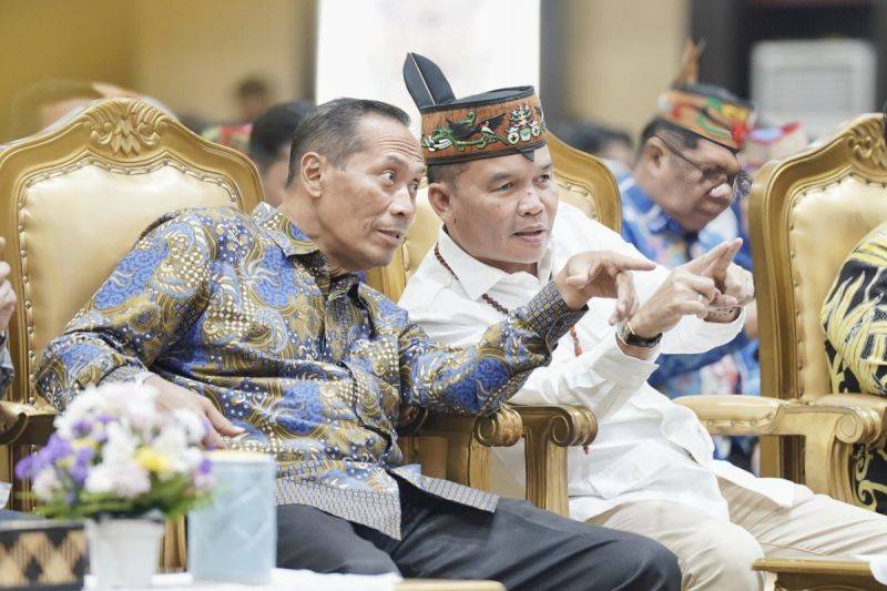 Wakil Menteri Pendidikan Tinggi, Sains, dan Teknologi (Wamendiktisaintek) Fauzan berbincang bersama Gubernur Kalteng Agustiar Sabran di Palangka Raya, Kamis (5/3/2026). ANTARA/HO-Disdik Kalteng