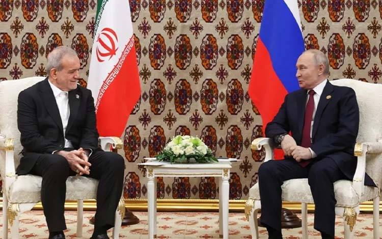 Arsip Presiden Rusia Vladimir Putin dan Presiden Iran Masoud Pezeshkian. /ANTARA/Anadolu/py. (Anadolu)