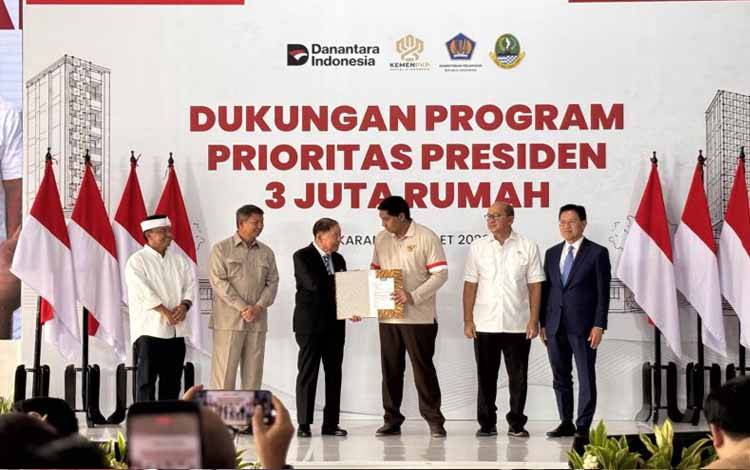 Penyerahan lahan hunian oleh Pendiri Yayasan Pelita Harapan James Riady kepada pemerintah yang diwakili oleh Menteri Perumahan dan Kawasan Permukiman Maruarar Sirait pada kunjungan Program 3 Juta Rumah di Cikarang, Jawa Barat, Minggu (8/3/2026). (ANTARA/Imamatul Silfia)