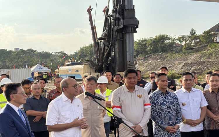Konferensi pers kunjungan lokasi lahan untuk pembangunan hunian bagi masyarakat berpenghasilan rendah (MBR) sebagai bagian dari Program 3 Juta Rumah di Cikarang, Jawa Barat, Minggu (8/3/2026). (ANTARA/Imamatul Silfia)