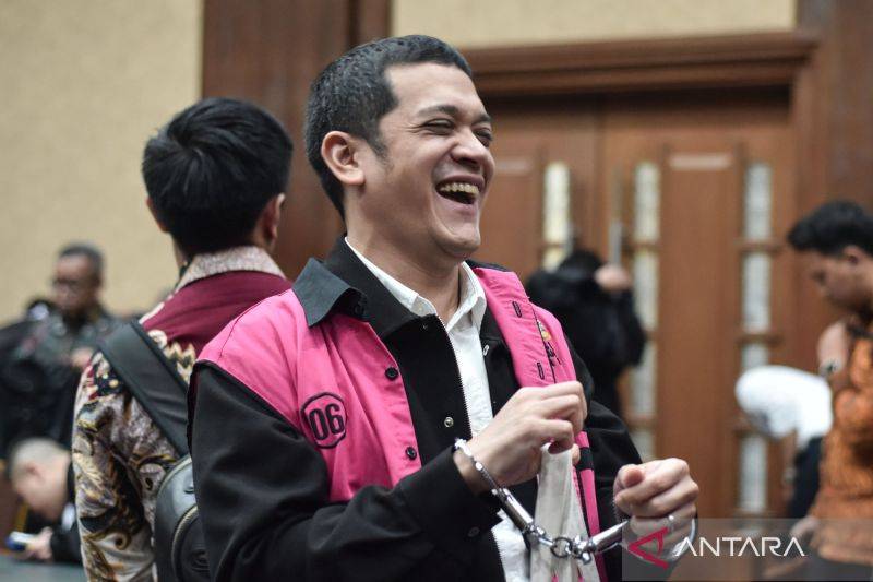 Terdakwa kasus dugaan korupsi tata kelola minyak mentah Muhamad Kerry Adrianto Riza berjalan keluar ruangan usai mengikuti sidang lanjutan di Pengadilan Tipikor, Jakarta Pusat, Selasa (13/1/2026). Agenda sidang tersebut mendengarkan keterangan dua orang saksi yang dihadirkan Jaksa Penuntut Umum (JPU). ANTARA FOTO/Fakhri Hermansyah/bar