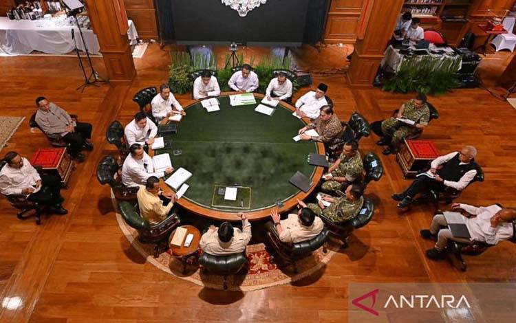 Presiden Prabowo Subianto memimpin rapat terbatas di kediaman pribadinya, Hambalang, Kabupaten Bogor, Jawa Barat, Senin (9/3/2026) membahas evaluasi program swasembada pangan dan energi, serta kesiapan pemerintah menjelang libur Hari Raya Idulfitri. ANTARA/HO-BPMI Sekretariat Presiden.