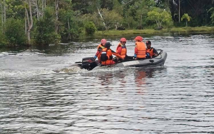 Simulasi penyelamatan yyang dilaksanakan BPBD Kotawaringin Timur di Danau KM 6 Jalam Jenderal Sudirman, tahun 2025. (FOTO: DEWIP)