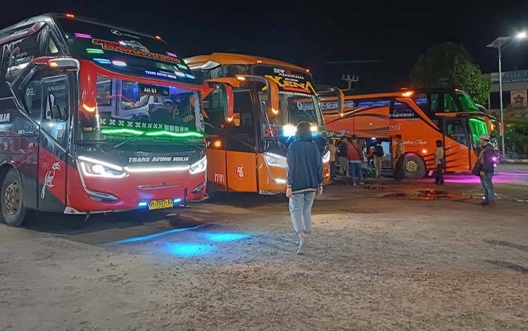 Suasana Terminal Patih Rumbih saat malam. (FOTO: DEWI)