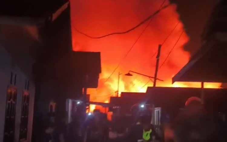 Suasana kebakaran di Jalan dr Murjani Gang Suka Maju Kelurahan Pahandut Kecamatan Pahandut Palangka Raya (Foto : IST)