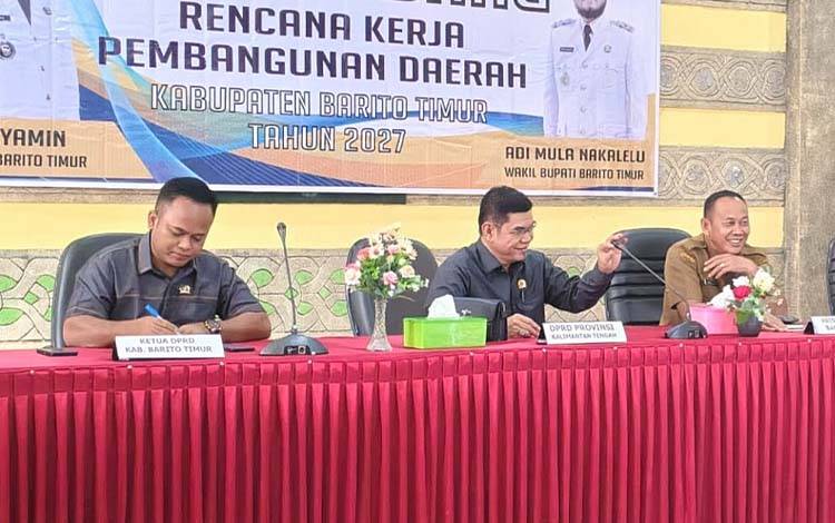 Anggota DPRD Kalimantan Tengah, Ampera AY Mebas (tengah), berbicara dalam Musrenbang RKPD Tahun 2027 yang digelar Pemkab Barito Timur di Aula Bapplitbangda, Selasa, 10 Maret 2026. (FOTO: IST)