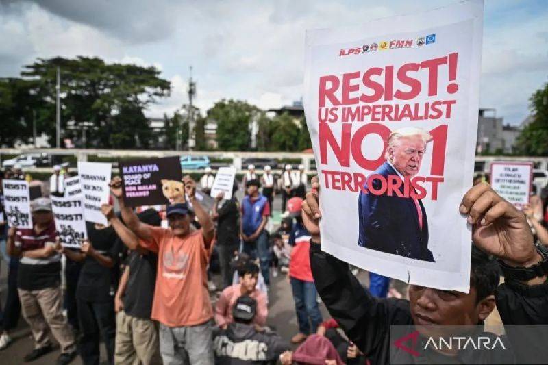 Massa aksi dari Aliansi Mahasiswa dan Masyarakat Sipil membawa poster saat aksi di depan Gedung DPR RI, Jakarta, Jumat (6/3/2026). Dalam aksinya, mereka mengecam serangan Amerika Serikat dan Israel terhadap Iran karena dinilai melanggar hukum internasional dan kedamaian dunia serta meminta pemerintah untuk mengevaluasi kesepakatan Indonesia dalam piagam Board of Peace (BoP) karena dianggap tidak sesuai yang dimandatkan Dewan Keamanan PBB 2803. (ANTARAFOTO/Fauzan/YU.)