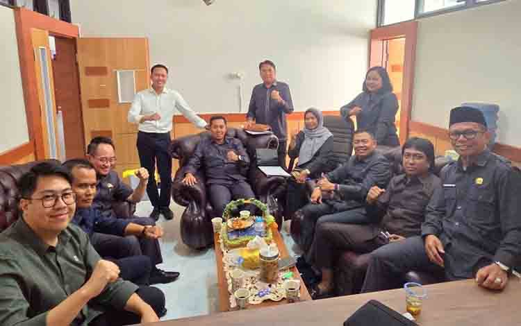 Foto bersama DPRD Palangka Raya disela kegiatan paripurna (FOTO: MARINI)