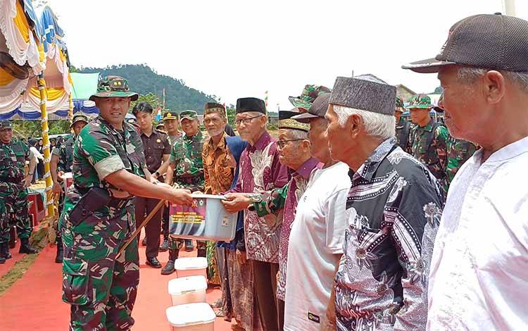 Komandan Kodim 1015/Sampit, Dwi Candra Setyawan membagikan sembako kepada lansia saat penutupan TMMD Reguler ke-127 Kodim 1015/Sampit, Rabu, 11 Maret 2026. (FOTO: DEWIP)