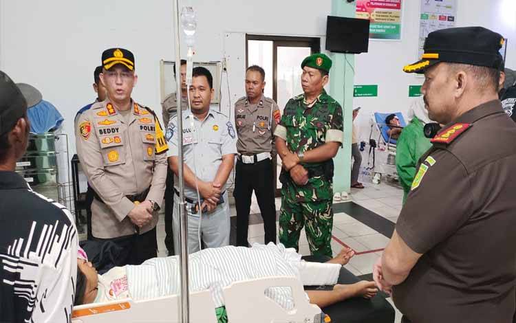 Kapolres Seruyan Beddy Suwendi bersama Forkopimda dan instansi terkait saat mengunjungi korban kecelakaan di RSUD Kuala Pembuang (Foto : Fahrul)