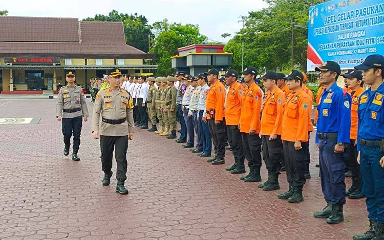 Kapolres Seruyan AKBP Beddy Suwendi memeriksa pasukan pada!?Apel Gelar Pasukan Operasi Ketupat Telabang 2026 di halaman Mapolres Seruyan. (Foto : Fahrul)