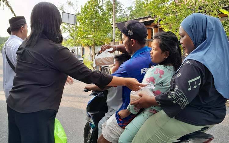 Berbagi takjil yang digelar KKKS Baamang, Kamis, 12 Maret 2026. (FOTO: IST)