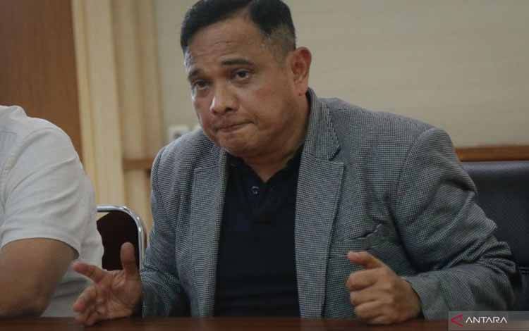 Dr. Asmuni, kuasa hukum Malaungi dalam konferensi pers pengajuan JC dalam kasus narkotika yang melibatkan mantan Kapolres Bima Kota, Didik Putra Kuncoro dan bandar narkotika Koko Erwin di Mataram, Jumat (13/3/2026). ANTARA/Dhimas B.P.