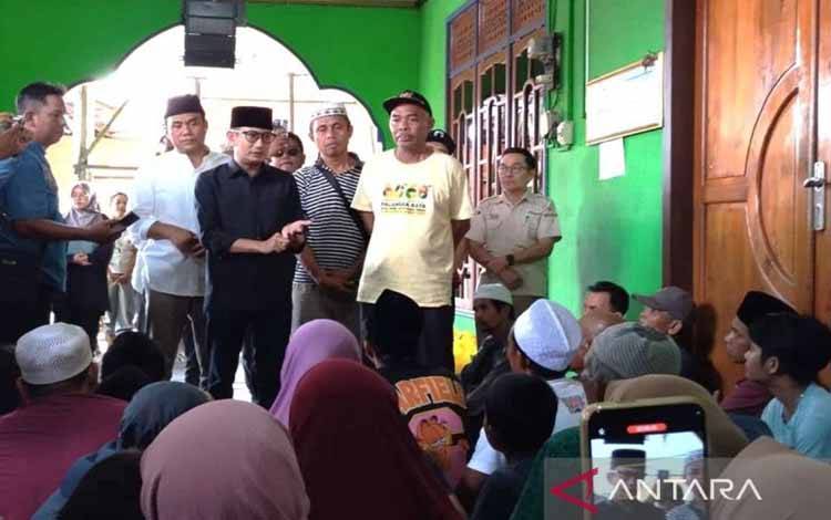 Wali Kota Palangka Raya, Fairid Naparin menyerahkan bantuan kepada korban kebakaran di kawasan Dr Murjani, Gang Suka Maju, Jumat (13/3/2026). ANTARA/Rendhik Andika
