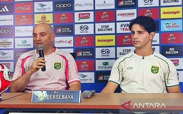 Pelatih Persebaya Surabaya Bernardo Tavares (kiri) bersama pemainnya Bruno Moreira (kanan) saat konferensi pers prapertandingan lawan Persib Bandung pada pekan ke-24 BRI Super League, di Stadion GBT Surabaya, Minggu (1/3/2026) malam. (ANTARA/Naufal Ammar Imaduddin)