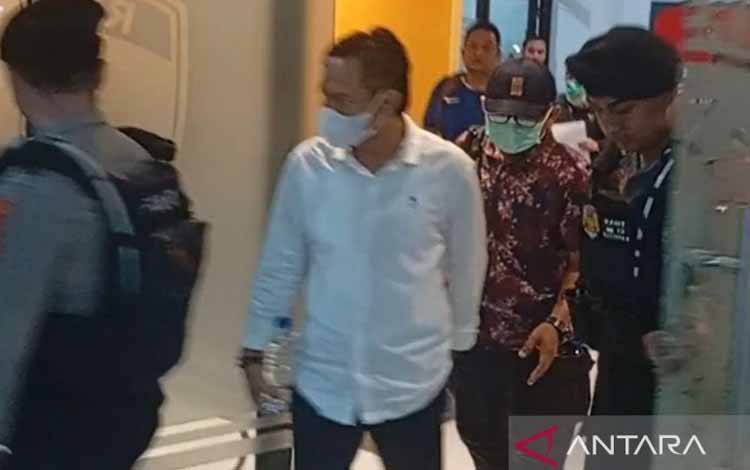 Bupati Cilacap Syamsul Auliya Rachman keluar dari Gedung Satreskrim Polresta Banyumas di Purwokerto, Kabupaten Banyumas, Jawa Tengah, Jumat (13/3/2026) malam, sebelum dibawa ke Jakarta setelah menjalani pemeriksaan awal yang dilakukan tim penyidik KPK. ANTARA/Sumarwoto