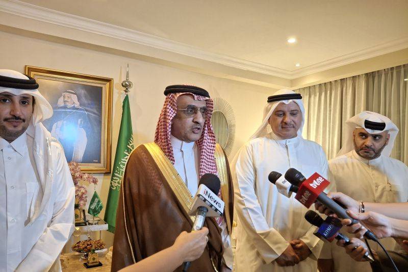 Duta Besar Kerajaan Arab Saudi untuk Indonesia, Faisal bin Abdullah Al-Amudi (kedua kiri), berbicara dalam acara Buka Bersama dengan Insan Pers Indonesia, di Jakarta, Jumat malam (13/3/2026). (ANTARA/Katriana)
