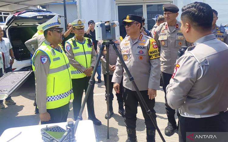 Wakapolri Komjen Pol. Dedi Prasetyo (tengah) meninjau salah satu alat pengawasan lalu lintas yang dioperasikan selama Operasi Ketupat 2026 di Command Center KM 29, Bekasi, Jawa Barat, Sabtu (14/3/2026). ANTARA/Nadia Putri Rahmani