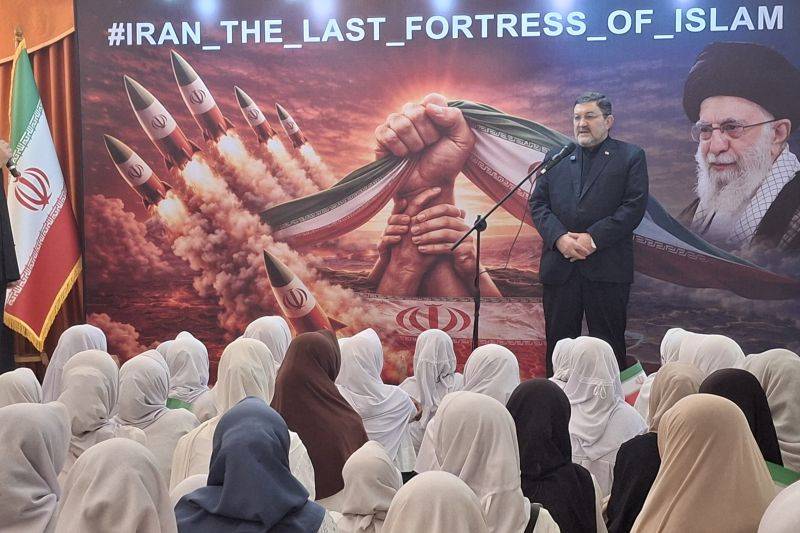 Duta Besar Iran untuk Indonesia, Mohammad Boroujerdi (depan), berbicara dalam acara santunan di Kediaman Dubes Iran di Jakarta, Sabtu (14/3/2026). (ANTARA/Katriana)