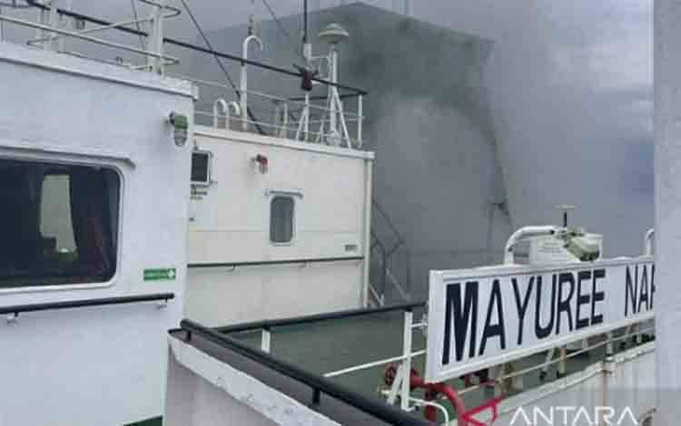 Sebuah kebakaran terjadi di kapal kargo Thailand setelah kapal tersebut ditembak di Selat Hormuz, Rabu (11/3/2026). ANTARA/Xinhua/HO-Angkatan Laut Kerajaan Thailand/aa.