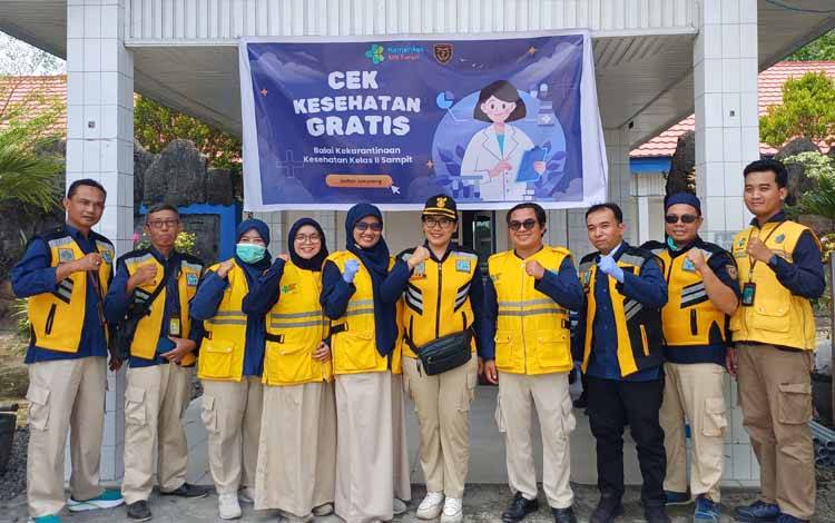 Pemeriksaan kesehatan gratis di Pelabuhan Sampit. (FOTO: DEWIP)